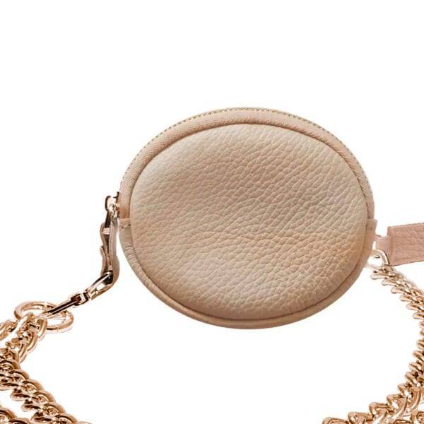 <span style="font-family:Bodoni Moda;">POCKET</span><br><span style="color:#deb59a;">Coconut</span> con cadena